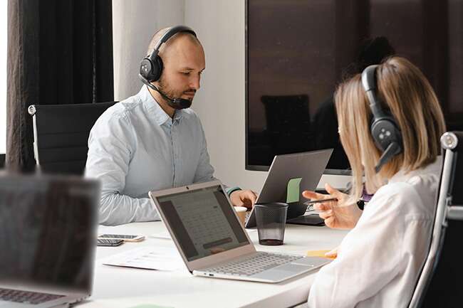 Auto verkaufen online: Unser Auto Ankauf Team im Kontakt mit Kunden
